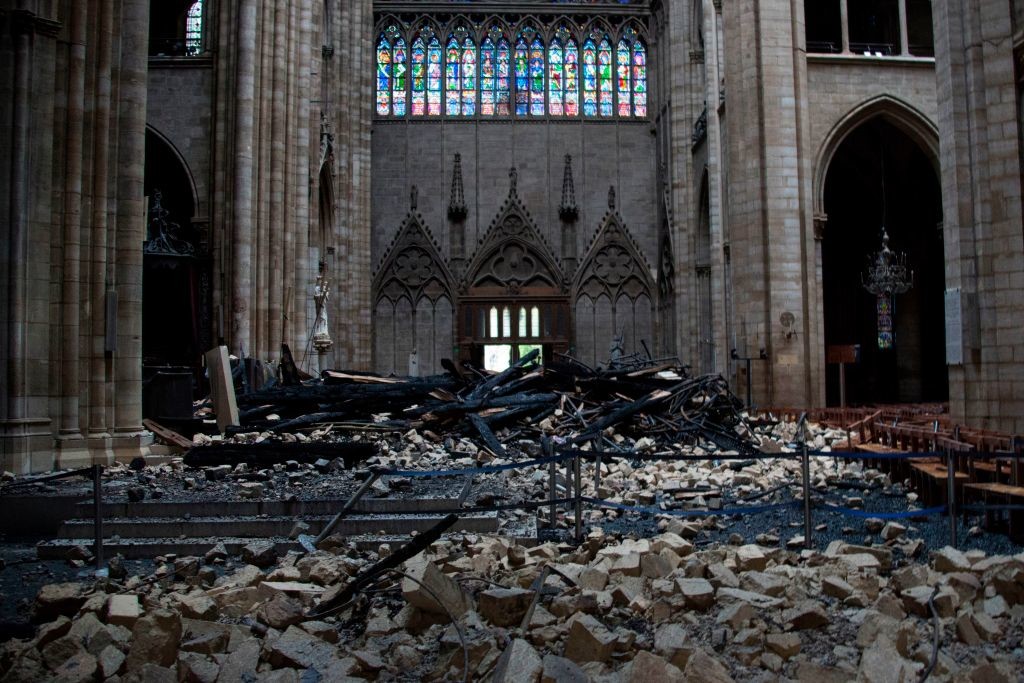 Imagine din interiorul catedralei Notre Dame, după dezastru