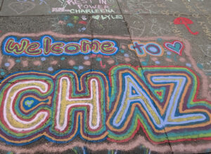 Welcome to Chaz. Desene pe asfalt și o atmosferă de carnaval însuflețesc „zona autonomă din Seattle”.